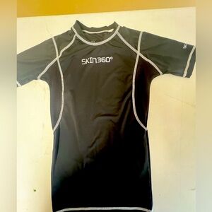 SKIN 360 BOYS BLACK SHORT SLEEVE TOP W/WHITE STITCHING. AGE 13-14. .